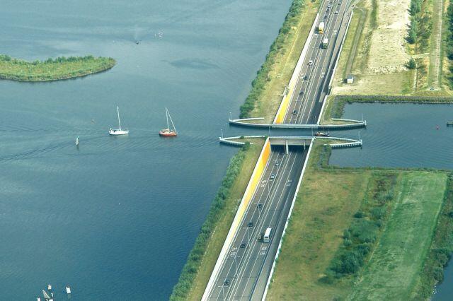 Jalan Tol di Bawah Sungai