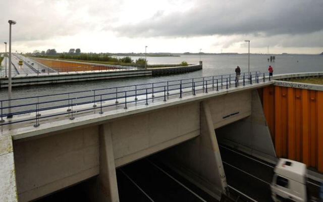 Jalan Tol di Bawah Sungai