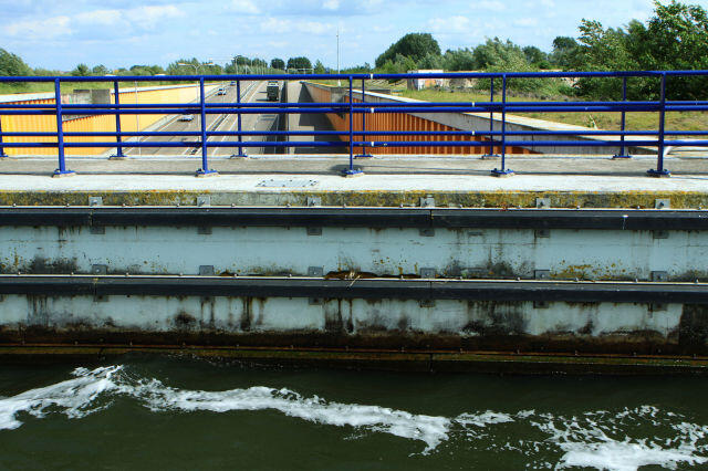 Jalan Tol di Bawah Sungai