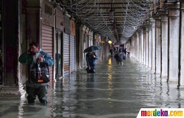 Suasana kota romantis Venesia saat terendam banjir