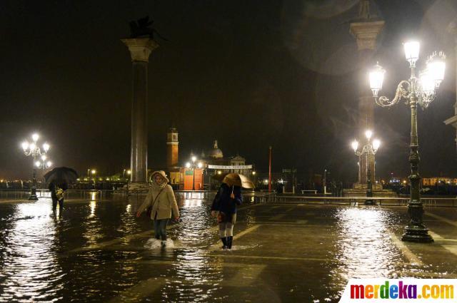 Suasana kota romantis Venesia saat terendam banjir