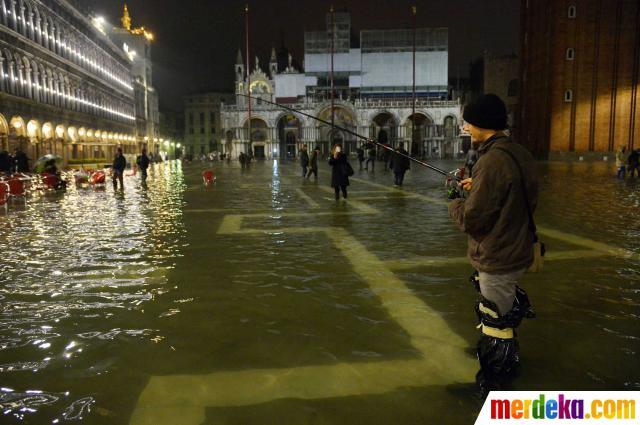 Suasana kota romantis Venesia saat terendam banjir