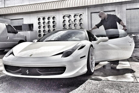 Dwayne 'The Rock' Johnson Kesal Tak Muat dalam Mobil Ferrari