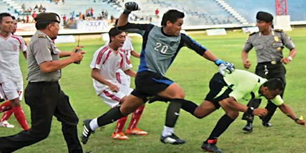 Persebaya Menang 2-1, Wasit Nyaris Dipukuli Ofisial Tim Mitra Kukar