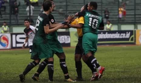 Persebaya Menang 2-1, Wasit Nyaris Dipukuli Ofisial Tim Mitra Kukar