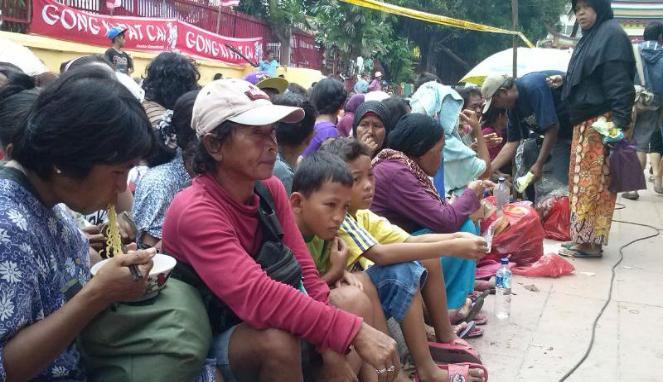 &#91;Generasi Gembel&#93; Buru angpao, 2 ribu pengemis serbu Wihara di Petak Sembilan