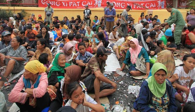 &#91;Generasi Gembel&#93; Buru angpao, 2 ribu pengemis serbu Wihara di Petak Sembilan