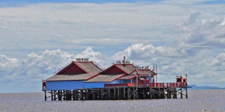 Satu-Satunya Di Dunia : Klenteng Yang Berdiri Di Tengah Lautan