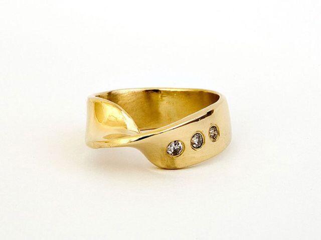 Cincin Pernikahan Dengan Bentuk Yang Unik..