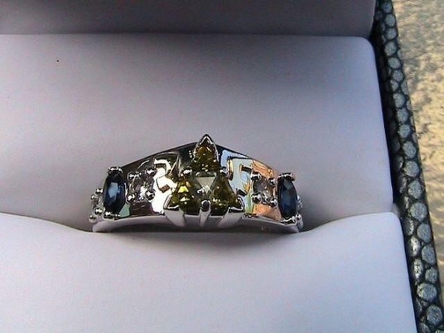 Cincin Pernikahan Dengan Bentuk Yang Unik..