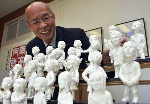 Kepala Sekolah di Jepang Membuat Figure Untuk Hadiah Kelulusan Seluruh Muridnya