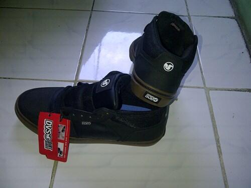 Sepatu DVS