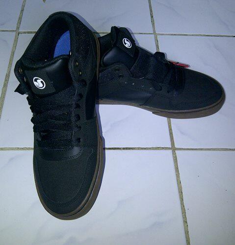 Sepatu DVS