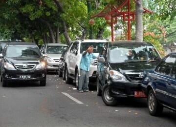 Mobil Parkir tepi Jalan Gores Saja Karena Bikin Jalan Makin Sempit