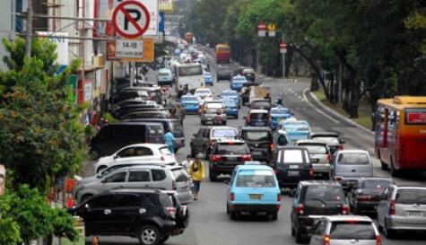 Mobil Parkir tepi Jalan Gores Saja Karena Bikin Jalan Makin Sempit