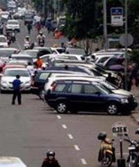 Mobil Parkir tepi Jalan Gores Saja Karena Bikin Jalan Makin Sempit