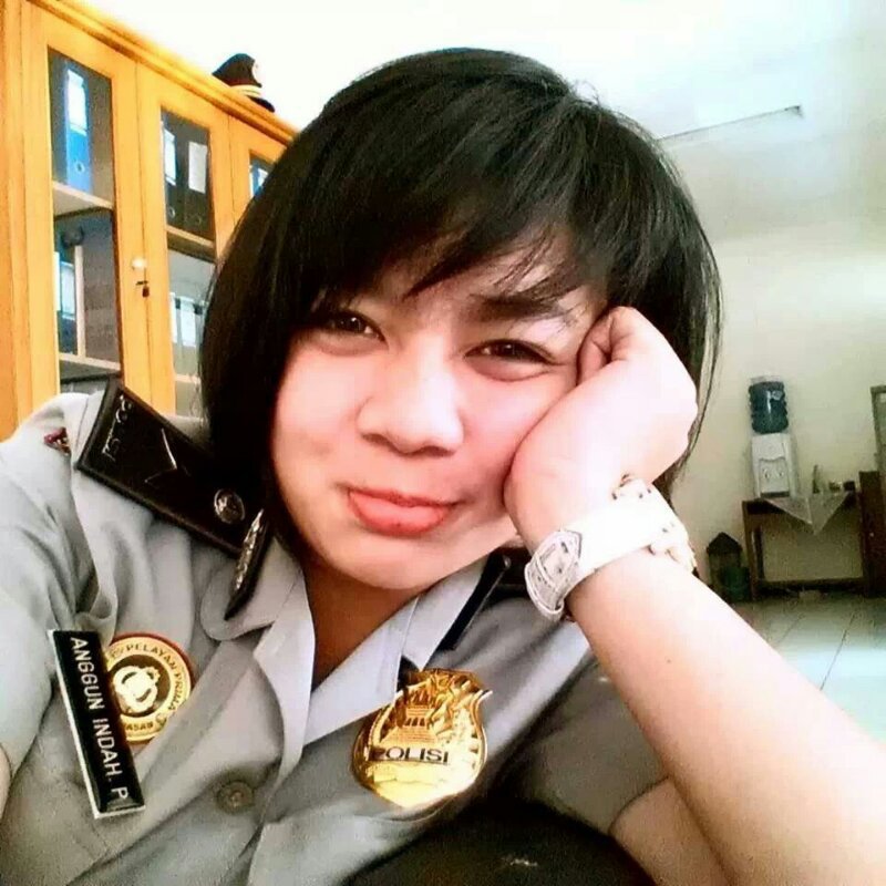 Polwan cantik Ini suka banget Selfie