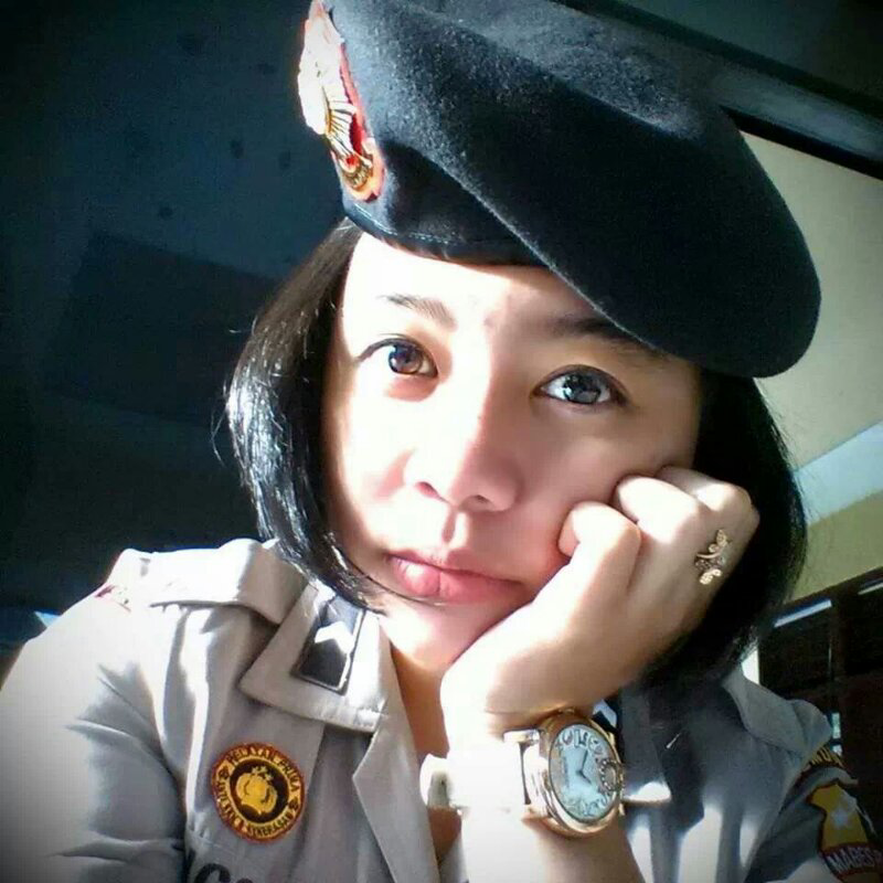 Polwan cantik Ini suka banget Selfie