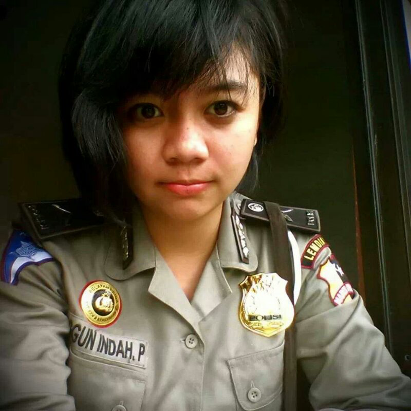 Polwan cantik Ini suka banget Selfie