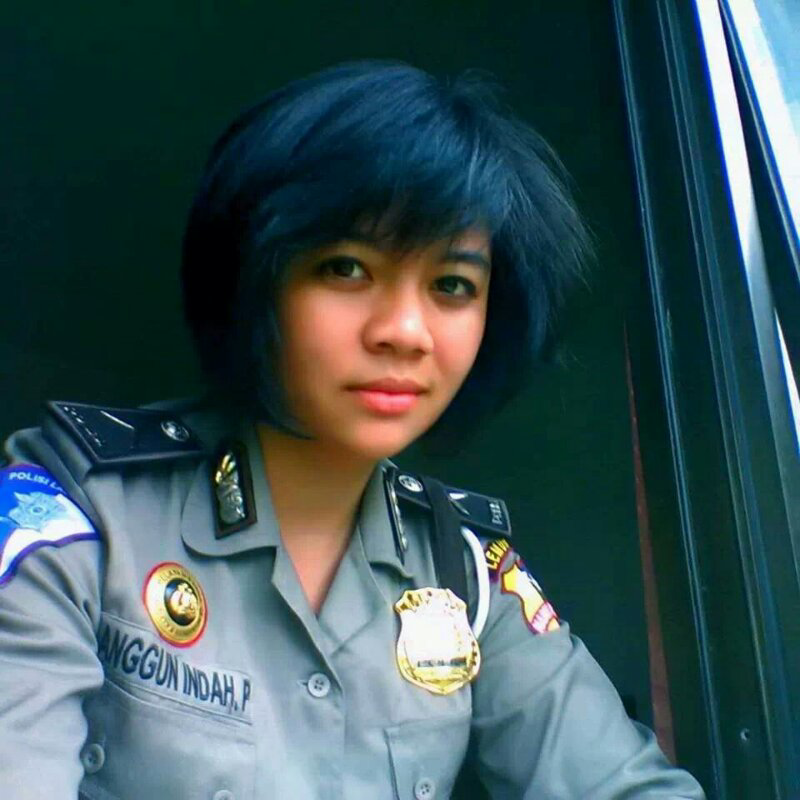 Polwan cantik Ini suka banget Selfie