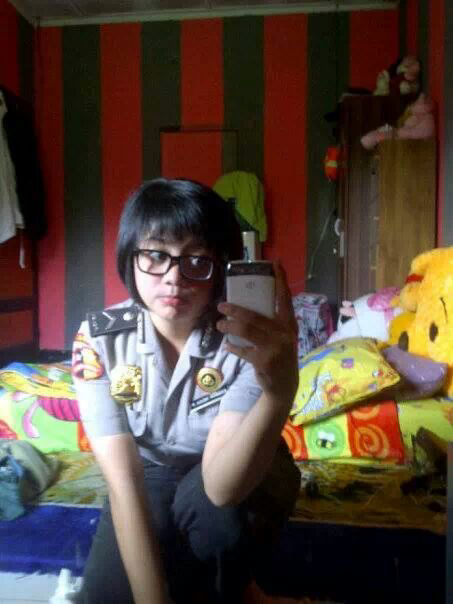 Polwan cantik Ini suka banget Selfie