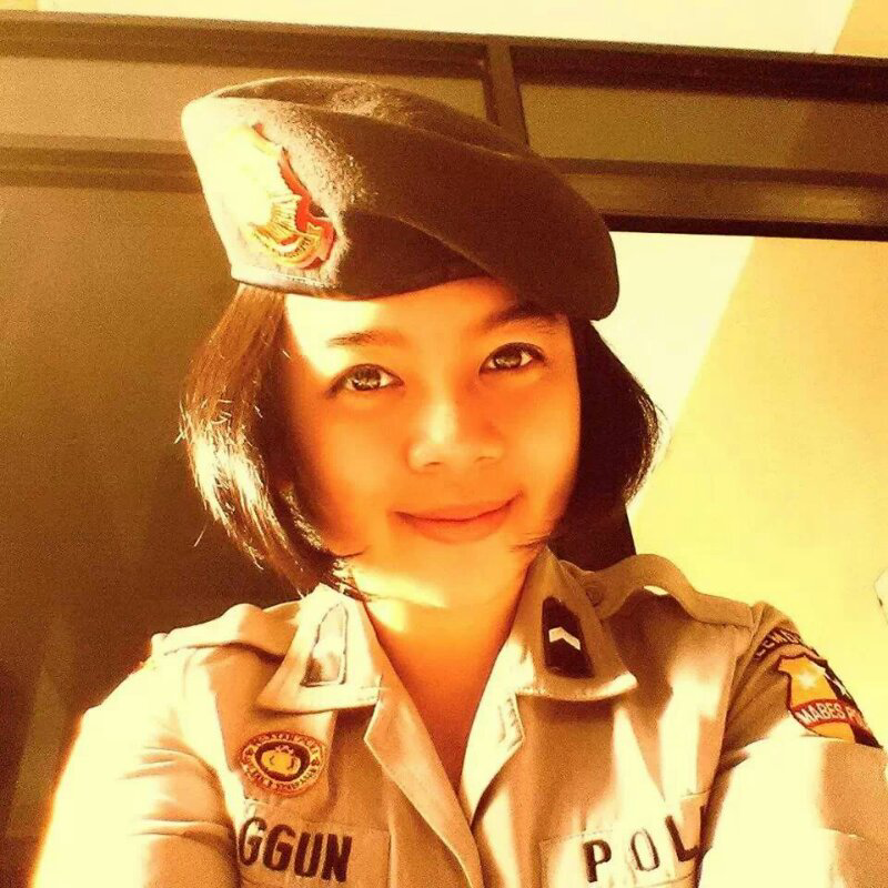 Polwan cantik Ini suka banget Selfie