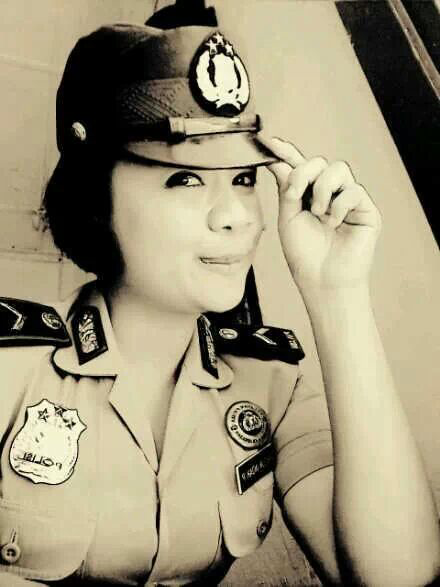 Polwan cantik Ini suka banget Selfie