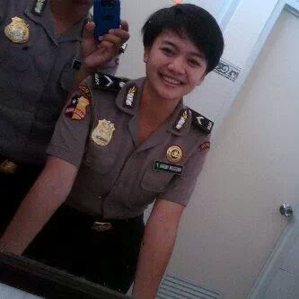 Polwan cantik Ini suka banget Selfie