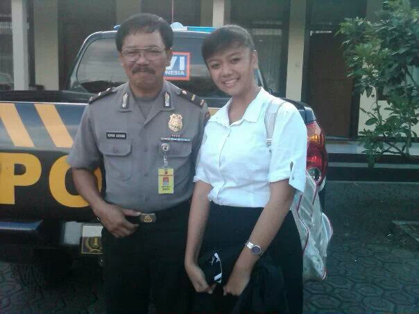 Polwan cantik Ini suka banget Selfie