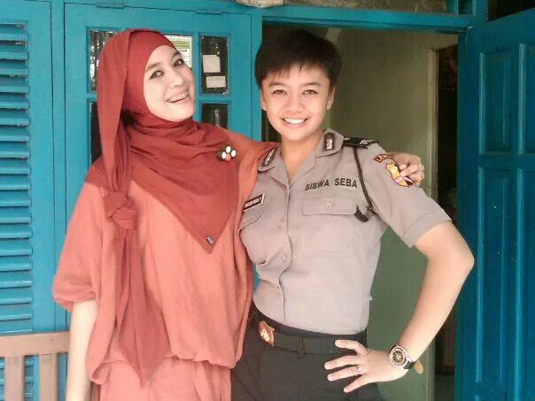 Polwan cantik Ini suka banget Selfie