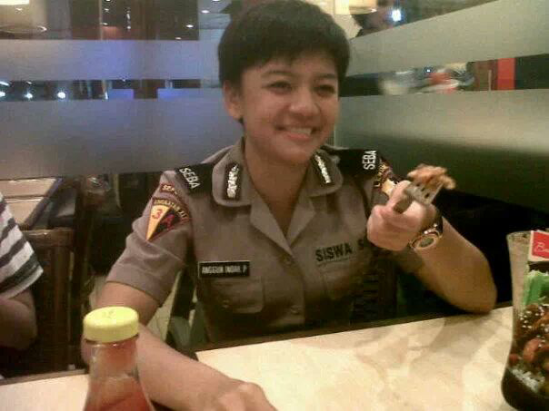 Polwan cantik Ini suka banget Selfie