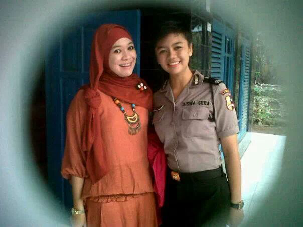 Polwan cantik Ini suka banget Selfie