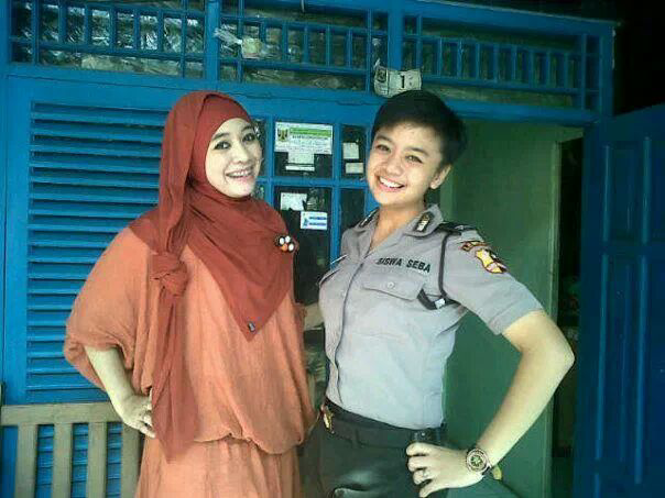 Polwan cantik Ini suka banget Selfie