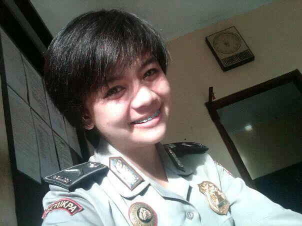 Polwan cantik Ini suka banget Selfie