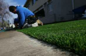 Dilanda kekeringan California pasang rumput buatan (+pic)