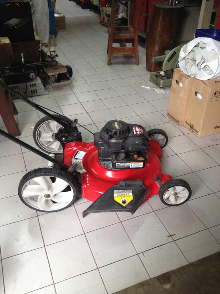 Lawn Mower (Mesin Potong Rumput) Briggs & Strattton