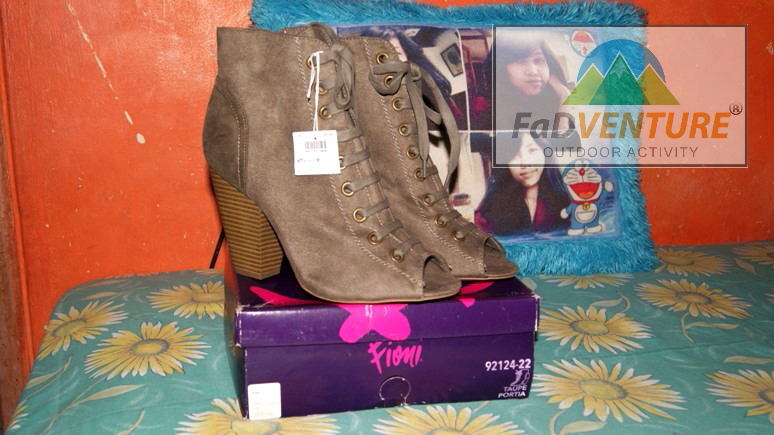 Sepatu Wanita High Semi Boot
Merk Fioni dari Premium Brands PAYLESS MURAH