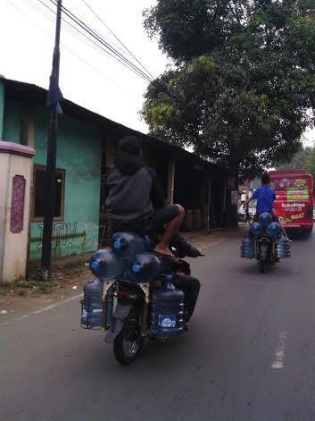 Jangan Ditiru, Aksi Nekat 'Bonceng Bahaya' Para Pemotor di Jalanan