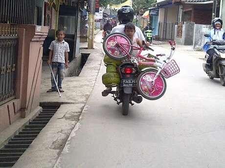 Jangan Ditiru, Aksi Nekat 'Bonceng Bahaya' Para Pemotor di Jalanan