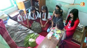 Mengenal lebih dekat Ibu Een (Pengajar yang Lumpuh)