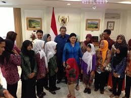 Mengenal lebih dekat Ibu Een (Pengajar yang Lumpuh)