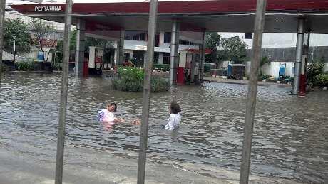 ABG Cewek Ini Santai Berendam di Kubangan Air Banjir Pom Bensin