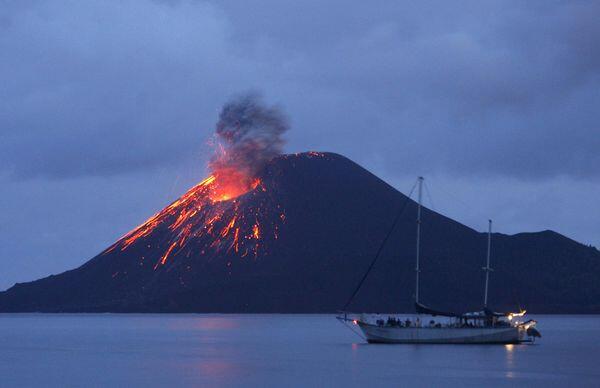 Bila Gunung Krakatau (Krakatoa) Meletus