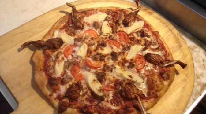 Pizza Ular Piton, agan berani coba ?