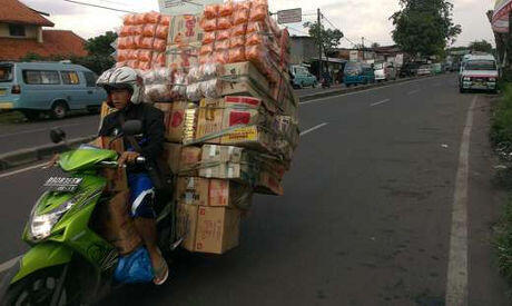 Aksi-aksi Pemotor Nekat yang Nyaris 'Tertimbun' Barang Bawaannya