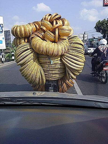 Aksi-aksi Pemotor Nekat yang Nyaris 'Tertimbun' Barang Bawaannya