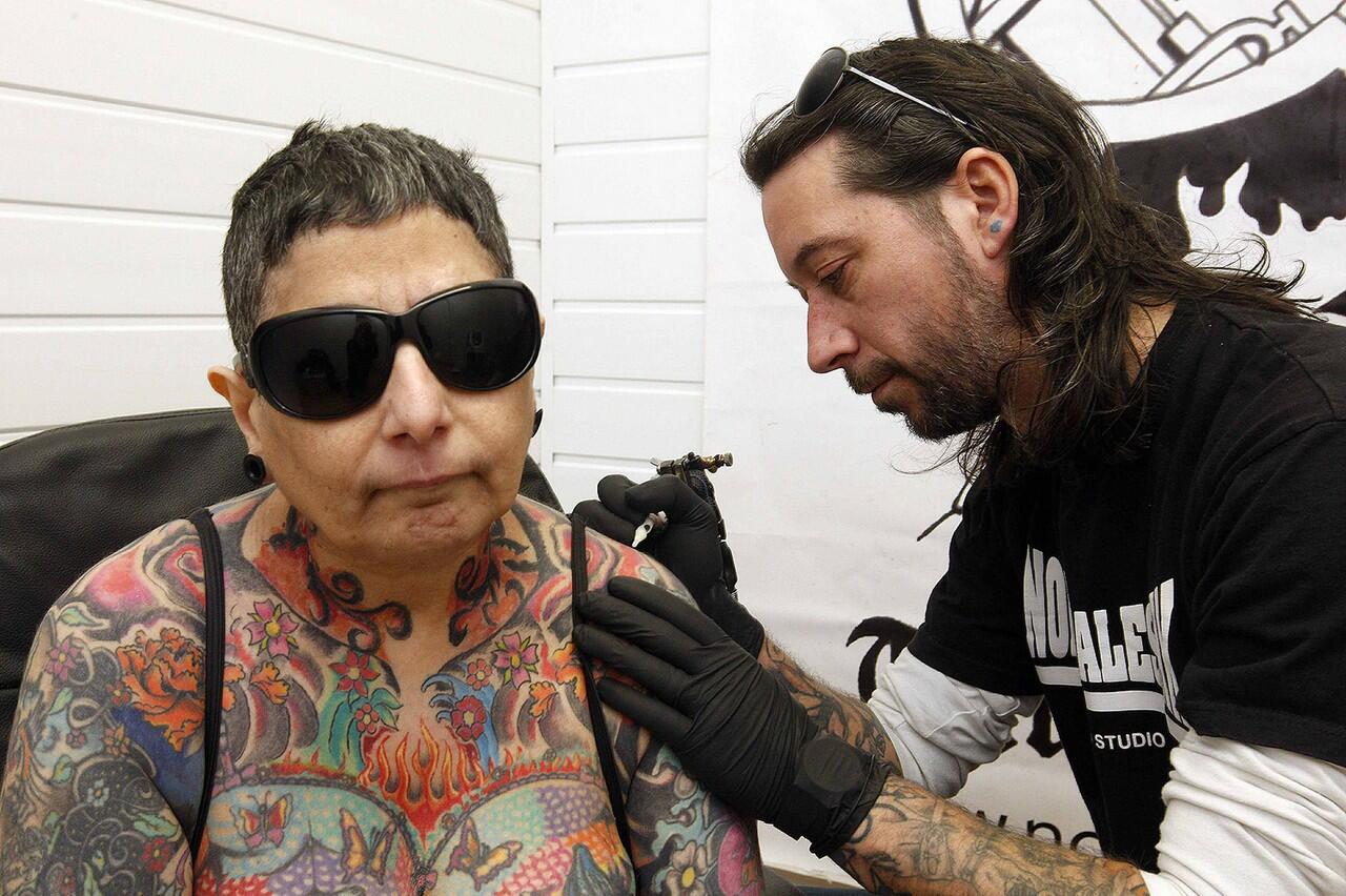 Nenek Tunanetra Pasang Tato di Sekujur Tubuhnya