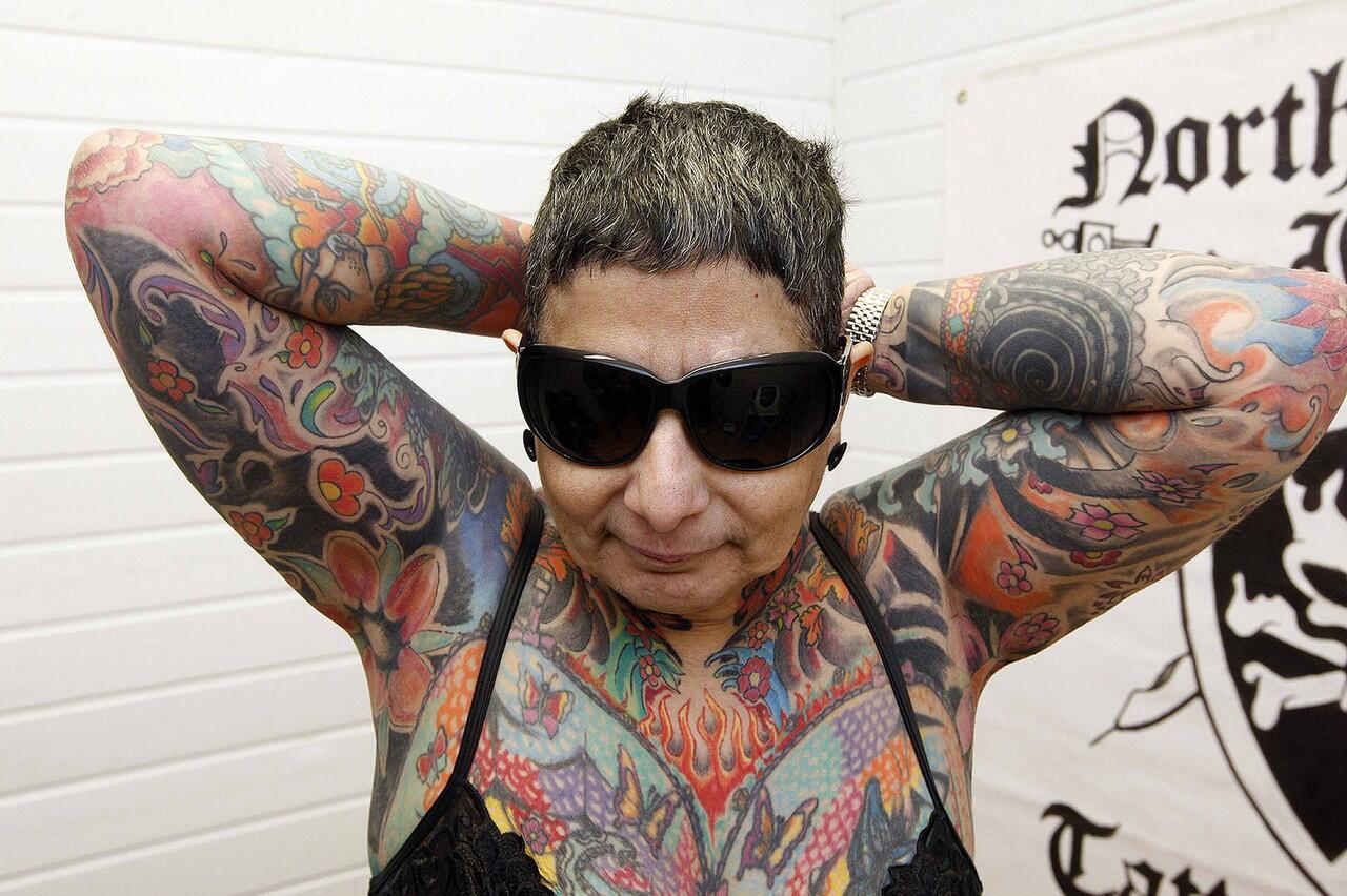 Nenek Tunanetra Pasang Tato di Sekujur Tubuhnya