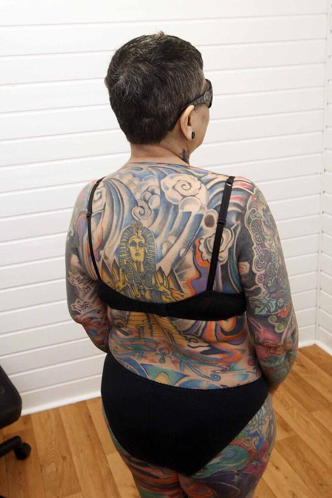 Nenek Tunanetra Pasang Tato di Sekujur Tubuhnya