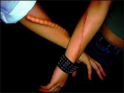 seni tato dengan mengiris kulit.